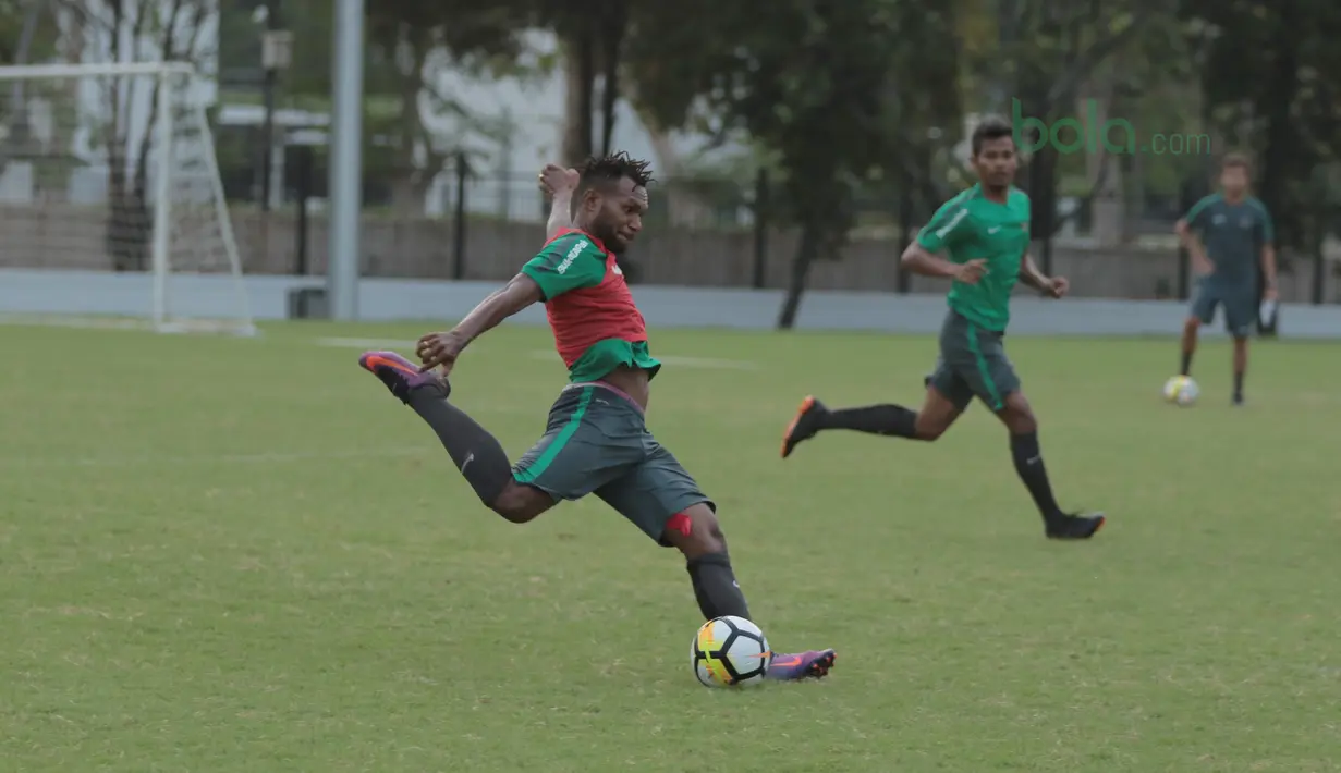 Nelson Alom mencoba melepaskan tembakan saat sesi latihan tim di Lapangan ABC Senayan, Jakarta (20/6/2018). Timnas melakukan persiapan untuk melawan Korea pada laga uji coba 23 Juni 2018. (Bola.com/Nick Hanoatubun)