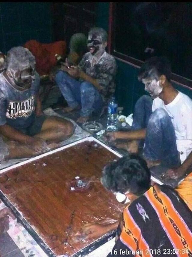 6 Aksi Absurd Remaja Komplek Saat Kumpul Ini Bikin Tepuk Jidat