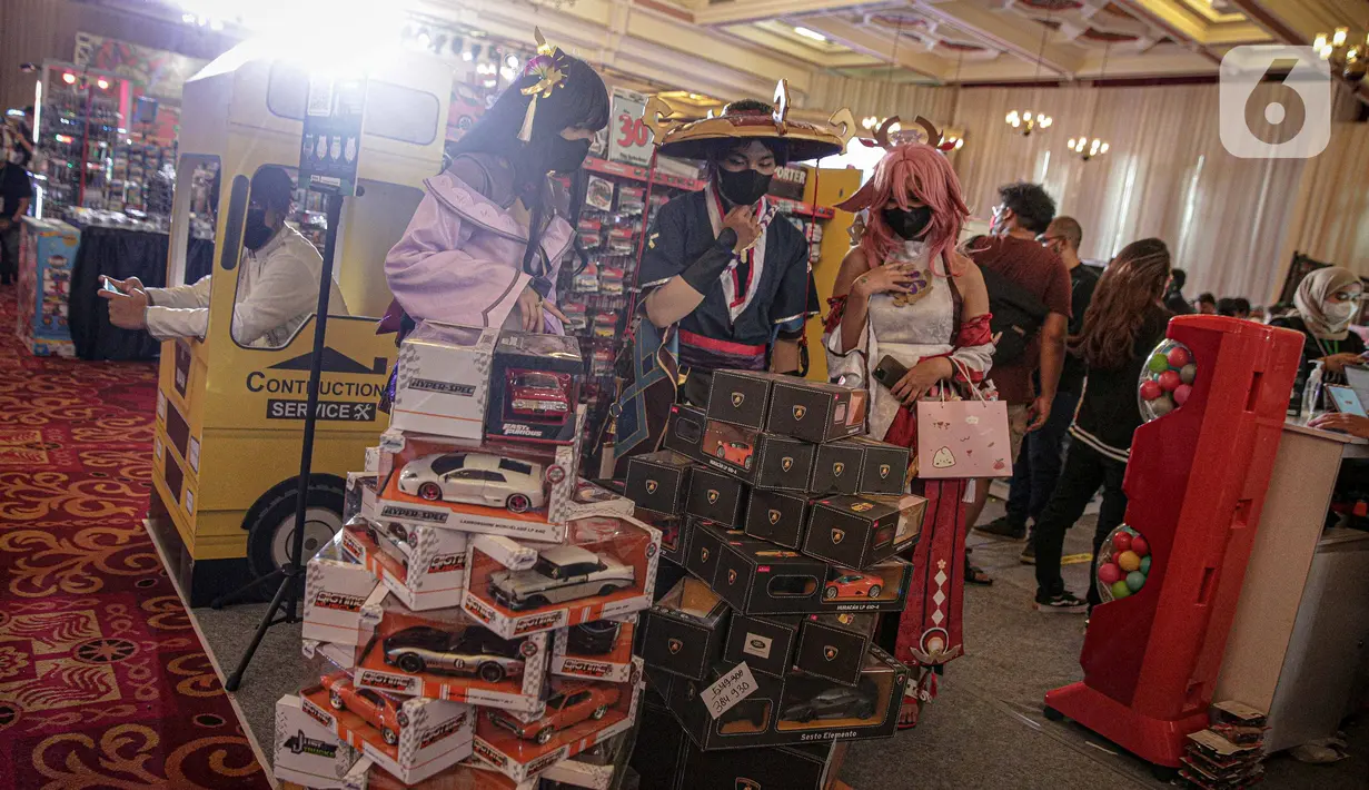 Cosplayer melihat-lihat mainan pada gelaran The Jakarta 17th Toys & Comics Fair 2022 di Balai Sudirman, Jakarta, Sabtu (5/3/2022). Meski masih pandemi, gelaran yang dianggap pionir event mainan dan komik di Indonesia ini hadir kembali dengan konten terkini dan exclusive. (Liputan6.com/Faizal Fanani)