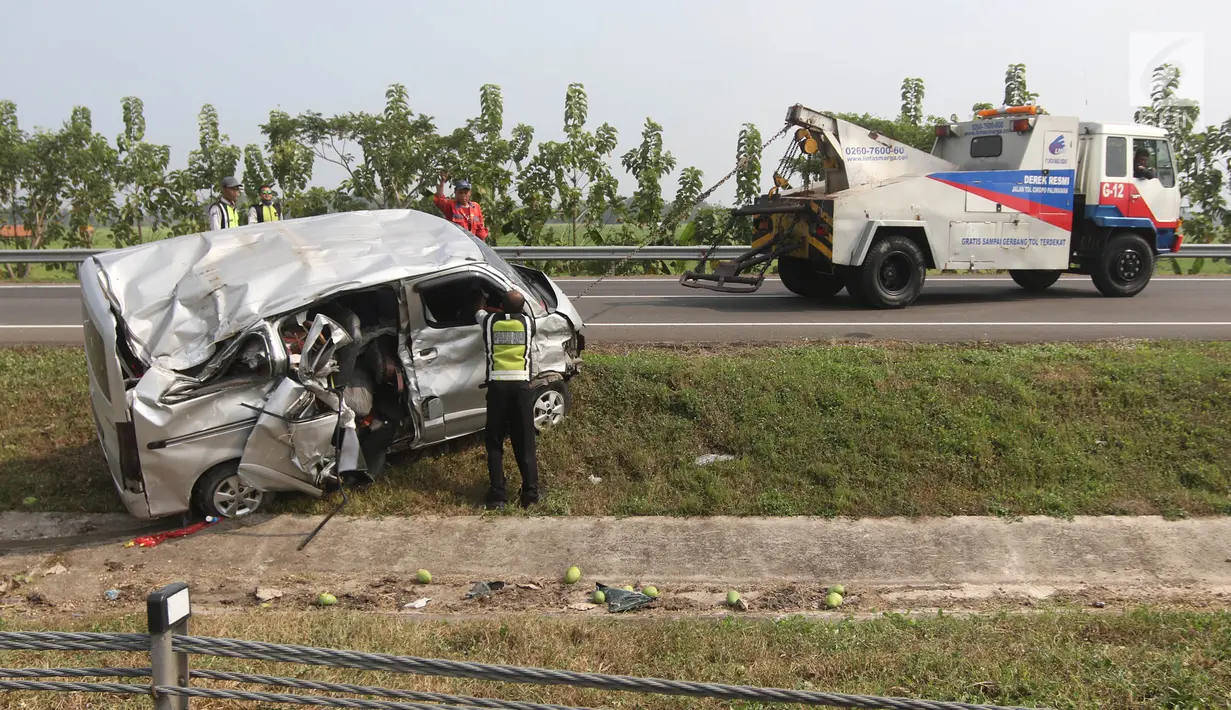 Mobil derek menarik mobil Grand max yang mengalami kecelakaan di KM 152 Tol Cipali, Jawa Barat, Minggu (10/6). Pada kecelakaan tunggal, 8 penumpang menderita luka-luka.  (Liputan6.com/Arya Manggala) 