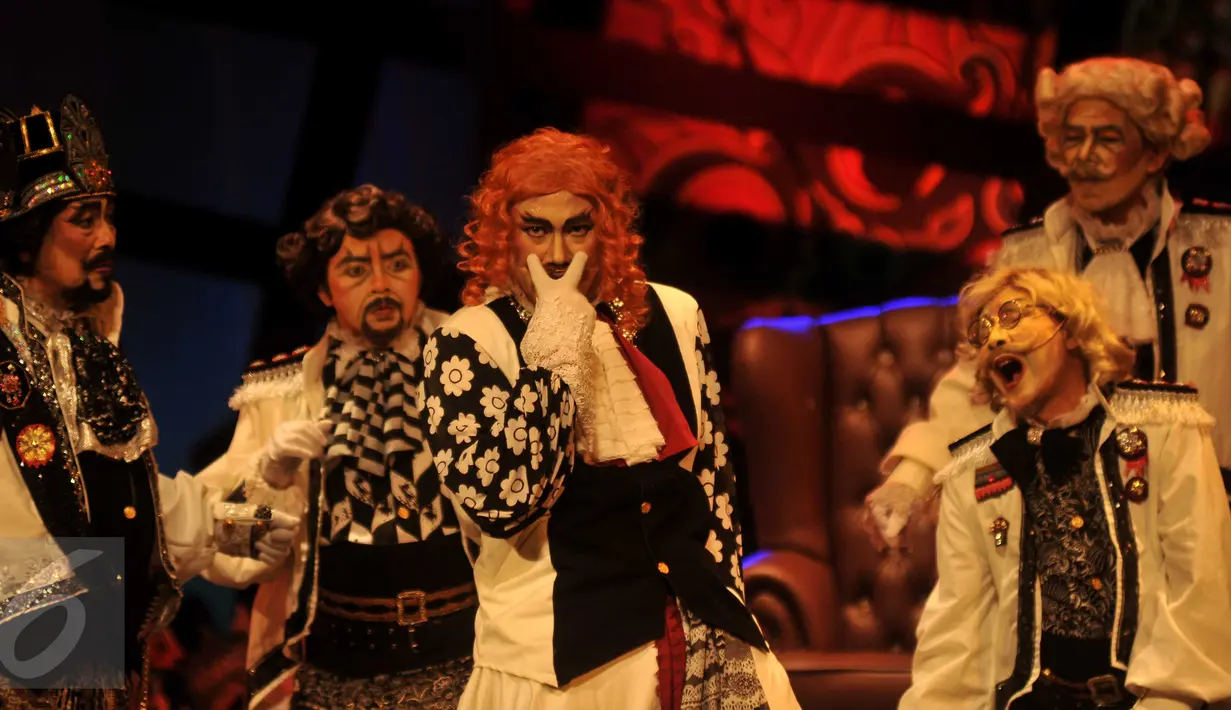Pemain Teater Koma mementaskan teater dengan lakon Inspektur Jendral di Gedung Kesenian Jakarta, Kamis (5/11). Produksi Teater Koma ke-142 ini menceritakan tentang Walikota Korup dengan menggunakan konsep pewayangan. (Liputan6.com/Gempur M Surya)