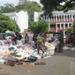 Sampah di depan Kantor Gubernur Papua, sisa pendemo anarkis yang bertahan semalaman di kantor pemerintahan itu. (Liputan6.com/Katharina Janur)