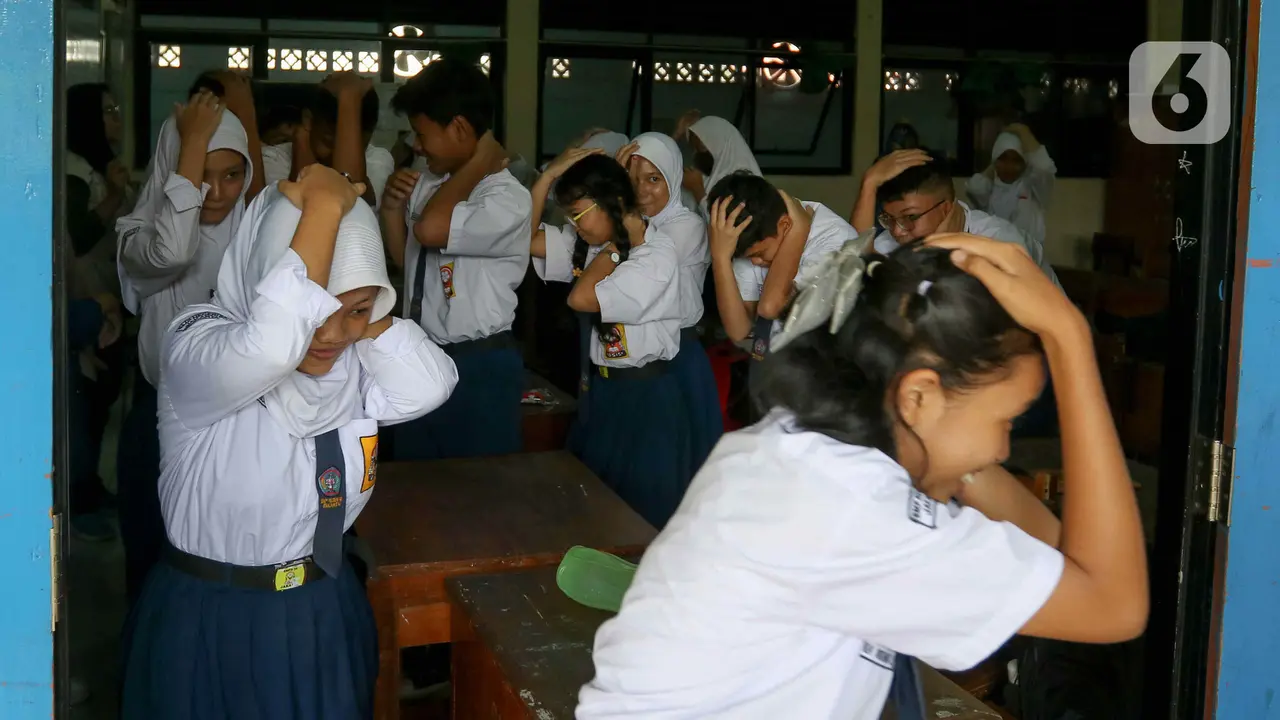 Puluhan Pelajar SMPN 50 Jakarta Ikuti Simulasi Mitigasi Bencana Gempa Bumi