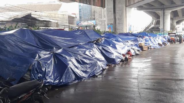 Tumpukan sampah di Kota Tangerang Selatan (Tangsel), Banten ditutup dengan terpal.