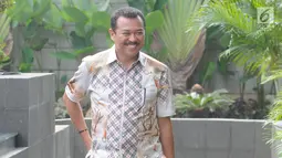 Pengacara dan juga Politisi Partai Golkar Rudi Alfonso tersenyum saat tiba di Gedung KPK, Jakarta, Jumat (21/6/2019). Rudi Alfonso diperiksa sebagai saksi untuk tersangka Markus Nari terkait kasus korupsi pengadaan e-KTP berbasis NIK Secara Nasional. (merdeka.com/Dwi Narwoko)