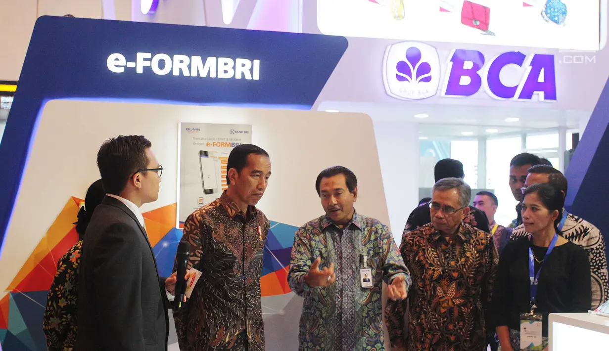 Presiden Joko Widodo menyimak penjelasan saat mengunjungi stand pameran Indonesia Business and Development Expo (IBD Expo) di JCC, Jakarta, Rabu (20/9). IBD Expo diselenggarakan mulai 20 hingga 23 September mendatang. (Liputan6.com/Angga Yuniar) 