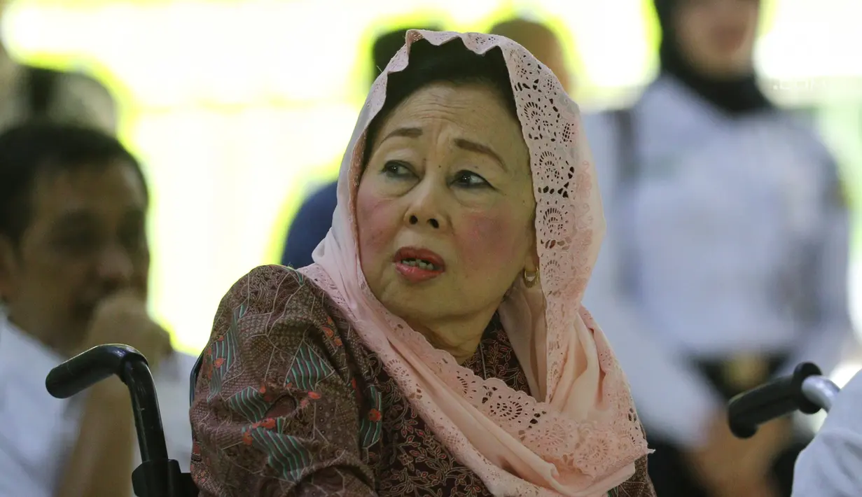 Istri Presiden keempat RI mendiang Abdurrahman Wahid atau Gus Dur, Sinta Nuriyah Wahid menghadiri Dialog Kebangsaan Seri II di Stasiun Gambir, Jakarta, Senin (18/2). (Liputan6.com/Johan Tallo)