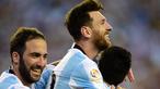 Lionel Messi mencetak satu gol dan dua assist saat Argentina menang 4-1 atas Venezuela dalam laga perempat final Copa America Centenario 2016 di Stadion Gillette, Massachusetts, AS, (19/6/2016). (AFP/Alfredo Estrella)