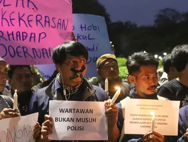 Wartawan dari berbagai media yang tergabung dalam Wartawan Hitam Jakarta menggelar unjuk rasa di depan Istana Merdeka, Jakarta, Kamis (26/9/2019). Mereka mengecam kekerasan terhadap jurnalis oleh kepolisian saat peliputan unjuk rasa di Gedung DPR. (Liputan6.com/Angga Yuniar)