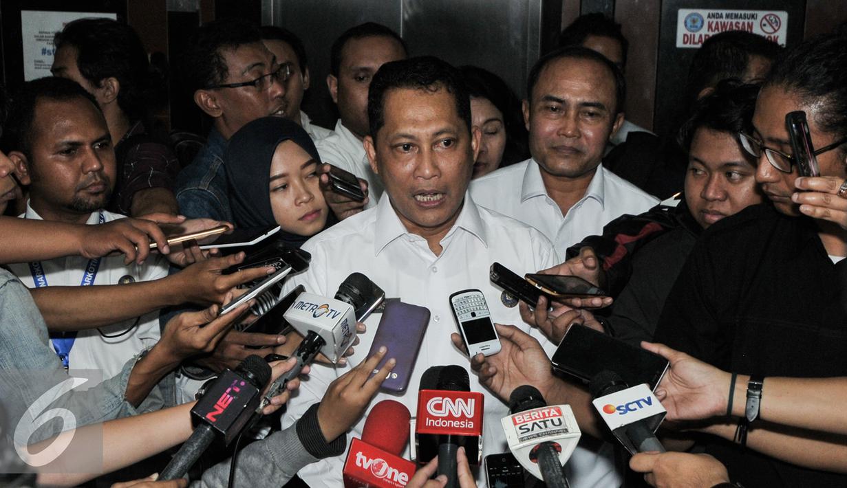 Kepala BNN Komjen Budi Waseso memberikan keterangan mengenai pemanggilan Liberty Sitinjak, Jakarta, Senin (8/8). BNN memanggil Liberty Sitinjak untuk mengusut testimoni Freddy Budiman yang diungkap Haris Azhar. (Liputan6.com/Yoppy Renato)