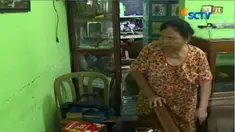 Arus air yang kuat dan deras menghantam rumahnya akibat jebolnya tanggul sungai yang letaknya memang tidak terlalu jauh.