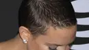 Aktris AS, Kate Hudson setibanya di karpet merah perhelatan UrbanWorld Film Festival, New York City, 23 September 2017. Di acara itu, Kate Hudson pertamakalinya tampil lagi di karpet merah usia memangkas habis rambutnya. (Victor Malafronte/AP Photo)