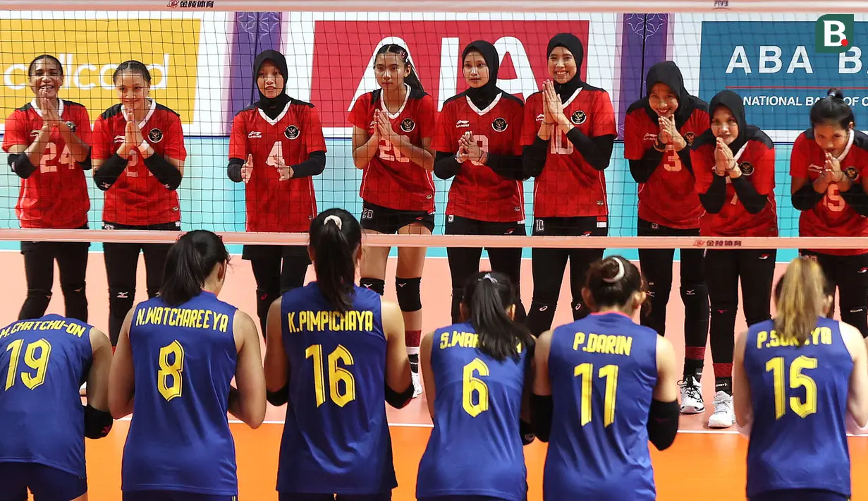 Pemain Timnas Bola Voli Putri Indonesia memberikan salam penghormatan kepada pemain Timnas Bola Voli Putri Thailand sebelum laga Grup A Bola Voli Putri SEA Games 2023 di Olympic Complex Indoor Main Hall, Phnom Penh, Kamboja, Selasa (09/05/2023). (Bola.com/Abdul Aziz)</p>