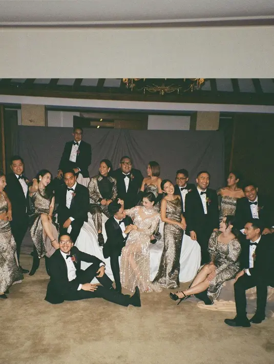 BCL dan Renatta Moeloek sama-sama memilih gaun model strapless dengan styling yang berbeda. BCL memberi nuansa vintage dengan gloves hitam  (Foto: Instagram @tarabasro)