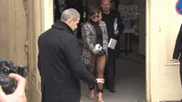 Ibunda Kendall Jenner, Kris Jenner tampil seksi dengan menggunakan celana transparan di show Chanel.