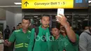 Fans berfoto selfie bersama Hansamu Yama saat Timnas Indonesia tiba dari Thailand di Bandara Soekarno-Hatta, Cengkareng, (18/12/2016). (Bola.com/Nicklas Hanoatubun)