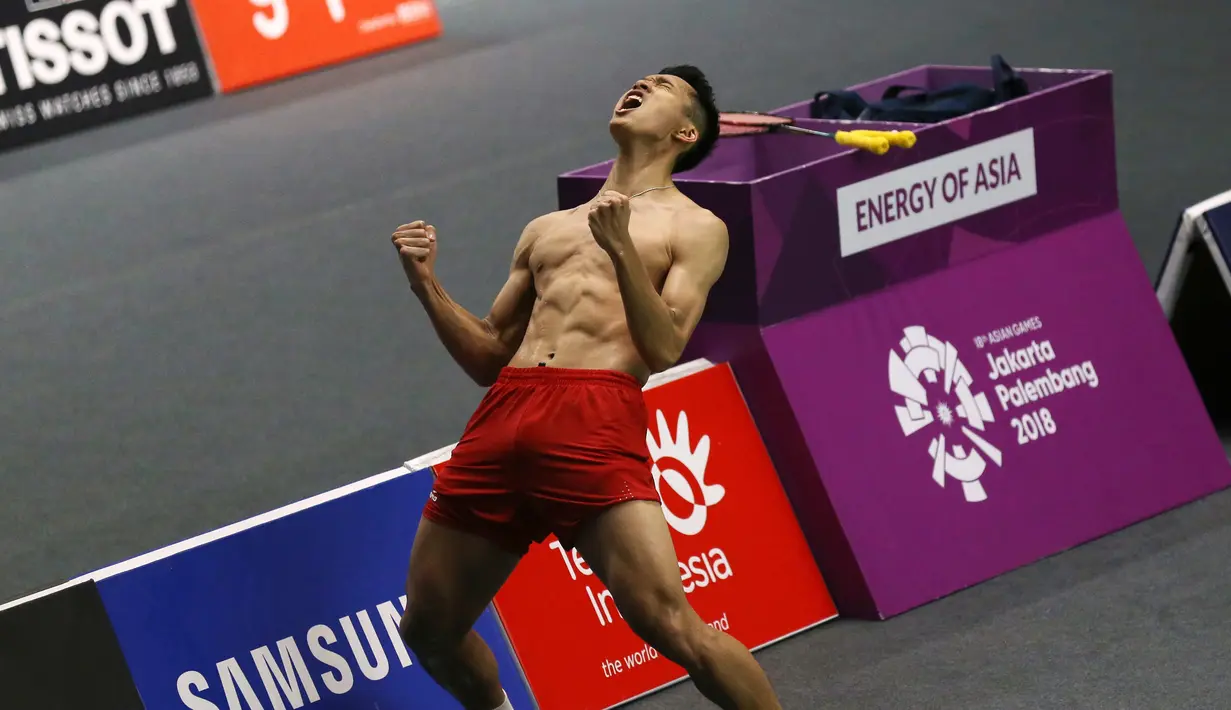 Selebrasi pebulu tangkis Indonesia Jonatan Christie (kanan) usai menundukkan pebulu tangkis Jepang Kenta Nishimoto di semifinal Asian Games 2018, Jakarta, Senin (27/8). Selebrasi Jonatan membuat heboh penonton dan warganet. (AP Photo/Achmad Ibrahim)