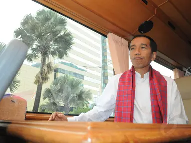 Jokowi saat menumpang bus Enjoy Jakarta milik Pemprov DKI, (3/10/14). (Liputan6.com/Herman Zakharia)
