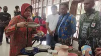 Menteri Sosial, Tri Rismaharini melihat secara langsung hasil praktik pembuatan tembikar di BBPPKS Jayapura, Papua. (Liputan6.com/Dicky Agung Prihanto)