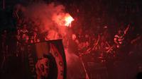 Ilustrasi Bonek menyalakan flare saat uji coba Persebaya vs Persela. (Bola.com/Aditya Wany)