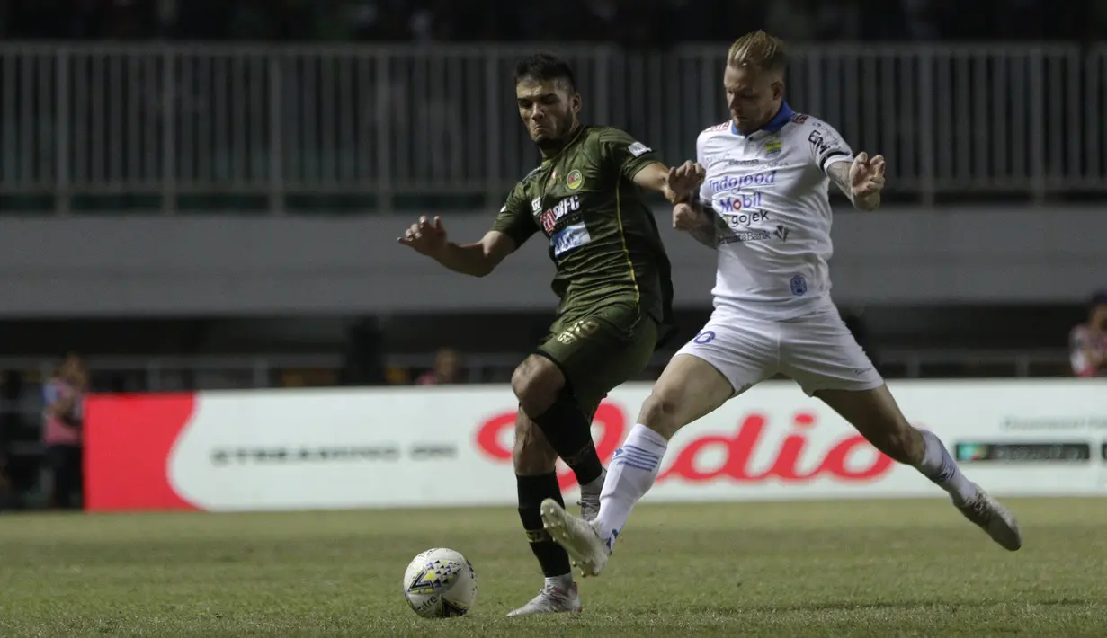 Striker Persib Bandung, Kevin Kippersluis, berebut bola dengan bek Tira Persikabo, Khurshed Beknazarov, pada laga Shopee Liga 1 di Stadion Pakansari, Bogor, Sabtu (14/9). Tira Persikabo bermain imbang 1-1 atas Persib Bandung. (Bola.com/Yoppy Renato)