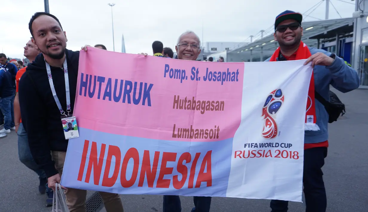 Saya ketemu lagi sama orang Indonesia, kali ini perkumpulan Hutauruk, sebuah marga batak yang berasal dari Sumatra Utara. Mereka spesial datang untuk melihat laga antara Prancis melawan Belgia. (Bola.com/Okie Prabhowo)