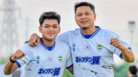 Johan Prasetyo Wibowo dengan putranya, M. Sutan Riehansyah Arshavin, yang terjaring EPA Future Stars Program berangkat menimba ilmu ke Spanyol. (Bola.com/Gatot Sumitro)