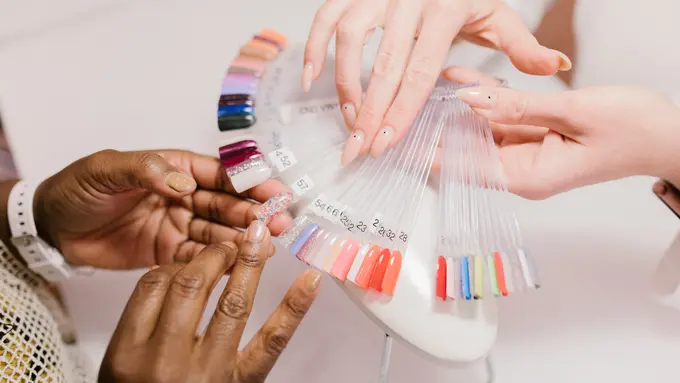 6 Cara Mudah Pasang Kuku Palsu Tanpa Perlu ke Salon