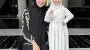 Ia juga tampil imut dengan dress putih ruffle yang diserasikan dengan kerudung instannya. Dipadukan sepatu hitam. [@kartikaputriworld]