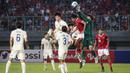 <p>Pemain Timnas Indonesia U-19,&nbsp;Ahmad Rusadi berebut bola diudara dengan penjaga gawang Thailand yang dijaga Narongsak Naengwongsa dalam pertandingan babak penyisihan Grup A Piala AFF U-19 yang berlangsung di Stadion Patriot Candrabhaga, Bekasi, Rabu (6/7/2022). (Bola.com/Bagaskara Lazuardi)</p>
