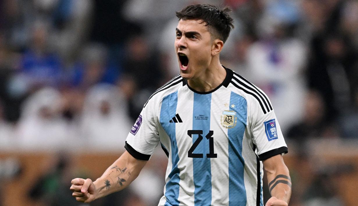 Paulo Dybala memang bukanlah pilihan utama di skuad Timnas Argentina lantaran kalah bersaing dengan Julian Alvarez dan Lautaro Martinez. Namun, pemain AS Roma itu berhasil mencetak gol dalam adu penalti melawan Prancis. (AFP/Kirill Kudryavtsev)