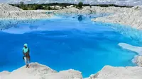 Belitung memiliki danau yang pesonanya tak tertandingi bernama Danau Kaolin.