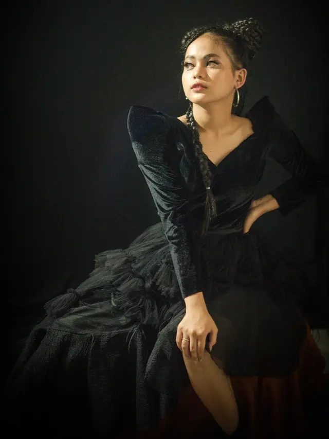 6 Gaya Putri DA 4 dalam Pemotretan Woman In Black, Memesona