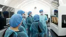 Orang-orang mengunjungi Laboratorium Mata Api (Fire Eye Laboratory) di Hong Kong, China selatan (26/8/2020). Laboratorium yang berlokasi di Sun Yat Sen Memorial Park Sports Center itu siap mendukung pengujian COVID-19 berskala besar. (Xinhua/Li Gang)