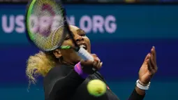 Petenis Amerika Serikat, Serena Williams mengembalikan bola ke arah petenis China, Wang Qiang pada perempat final AS Terbuka 2019 di USTA Billie Jean King National Tennis Center, Selasa (3/9/2019). Serena Williams melaju ke babak semi final setelah menang 6-1 dan 6-0. (DOMINICK REUTER / AFP)