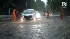 Hujan deras kembali mengguyur Jakarta, akibatnya jalan Pegangsaan terendam banjir hingga 50 centimeter.