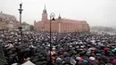 Lautan manusia demo menentang rencana larangan aborsi secara keseluruhan di ibu kota Polandia, Senin (3/10). Para perempuan mengenakan pakaian serba hitam, simbol duka atas hak-hak reproduktif mereka. (Agencja Gazeta/Slawomir Kaminski/REUTERS)