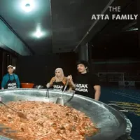 Atta Halilintar masak besar bersama Raditya Dika dan istri (Youtube/AH)