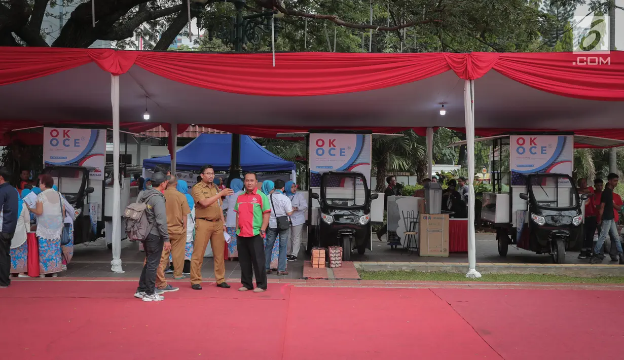 Kendaraan usaha andalan Wakil Gubernur DKI terpilih, Sandiaga Uno, meramaikan halaman Balai Kota DKI Jakarta, Senin (16/10). Sebanyak 6 unit kendaraan OK Oce yang sengaja diparkir dekat panggung acara Selamatan Jakarta. (Liputan6.com/Faizal Fanani)