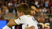 Luis Suárez (R) of FC Barcelona hugs former Liverpool teammate Steven Gerrard who now plays for the Los Angeles Galaxy / MARK RALSTON / AFP