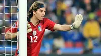 Aksi kiper timnas Italia Federico Marchetti pada partai Grup F PD 2010 pada 24 Juni 2010 di Ellis Johannesburg. AFP PHOTO/JOE KLAMAR