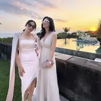 Hesti Purwadinata tampil mengenakan dress bodycon asimetris warna pink dengan variasi capenya. @medinadinaaa