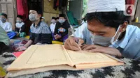 Santri belajar kitab kuning di bangunan nonpermanen Pesantren Ismun Karim, Citaringgul, Babakan Madang, Bogor, Jawa Barat, Senin (8/3/2021). Pesantren ini menampung 20 santri yatim piatu dan 30 pulang pergi secara gratis dengan fasilitas seadanya dan minim bantuan. (merdeka.com/Arie Basuki)