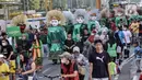 Ondel-ondel tampil dalam pawai budaya dan kesenian Betawi saat Hari Bebas Kendaraan Bermotor (HBKB) atau car free day (CFD) di Jalan MH Thamrin, Jakarta, Minggu (19/6/2022). Pawai yang menampilkan berbagai budaya dan kesenian Betawi seperti ondel-ondel, tari topeng, serta tanjidor tersebut digelar dalam rangka menyambut HUT ke-495 DKI Jakarta. (merdeka.com/Iqbal S. Nugroho)