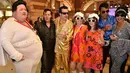 Sejumlah penggemar Elvis mengenakan kostum berfoto bersama sebelum naik kereta ke The Parkes Elvis Festival, di Sydney (11/1). The Parkes Elvis Festival adalah acara tahunan untuk mengenang kehidupan Elvis Presley di kota Parkes. (AFP Photo/Peter Parks)