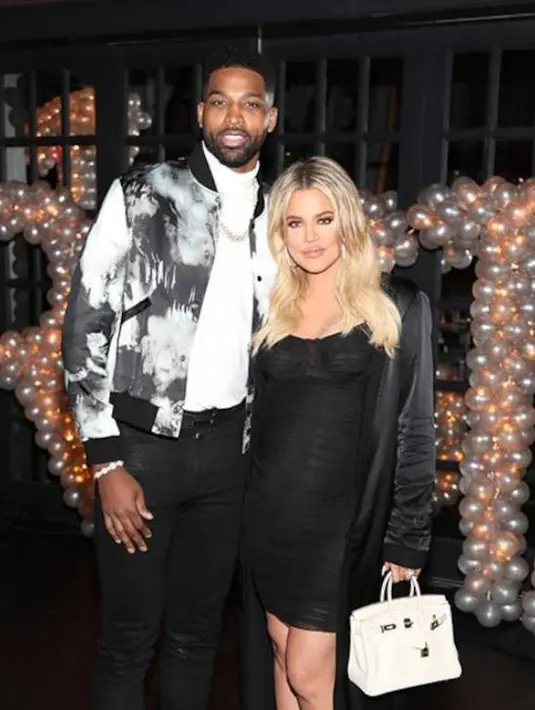 Dilansir dari Cosmopolitan, Khloe dikabarkan memberikan kesempatan kedua untuk ayah dari anaknya itu. (E!)