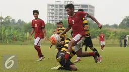 Pesepakbola seleksi Timnas Indonesia U-19 berusaha melewati hadangan pemain PPLM saat laga uji tanding perdana di NYTC Sawangan, Jumat (5/8). Pemain seleksi Timnas U-19 berhasil menekuk PPLM 3-0. (Liputan6.com/Helmi Fithriansyah)