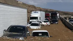 Ratusan kendaraan terjebak di jalan akibat tanah longsor di California Highway 58 di Mojave, Sabtu (16/10/2015). Tanah longsor akibat hujan deras yang mengguyur kawasan tersebut. (AFP Photo/Mark Ralston)