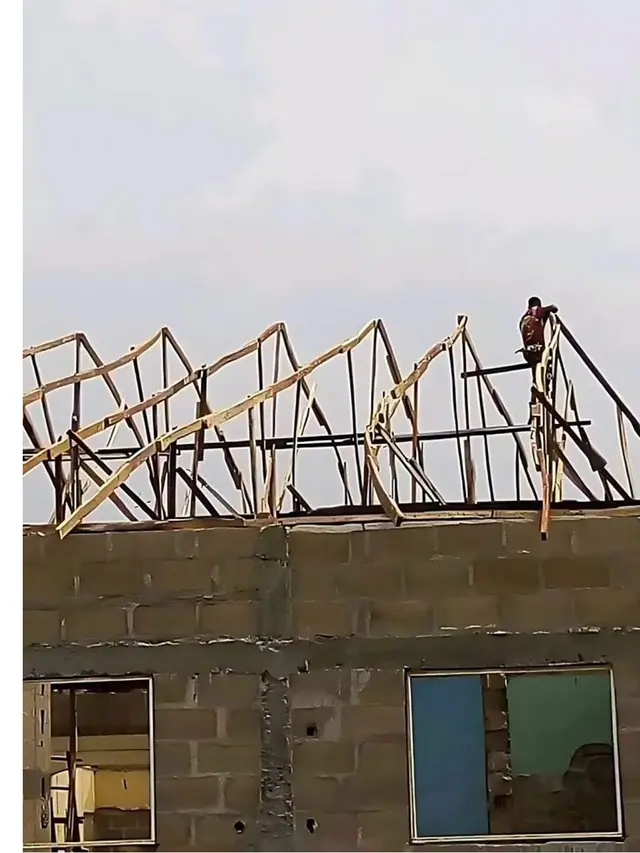 6 Potret Aksi Kocak Kuli Bangunan saat Bikin Pondasi Rumah, Nyeleneh Banget