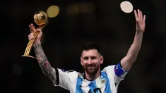 Pemain Argentina Lionel Messi mengangkat trofi penghargaan Bola Emas usai melawan Prancis pada pertandingan sepak bola final Piala Dunia 2022 di Stadion Lusail, Lusail, Qatar, 18 Desember 2022. Lionel Messi dinobatkan sebagai peraih Bola Emas atau Golden Ball sebagai perlambang pemain terbaik selama Piala Dunia 2022 setelah memimpin Argentina menaklukkan Prancis dalam babak final. (AP Photo/Manu Fernandez)